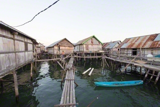 インドネシアの水上集落。1万超の島からなる同国には、伝統的な生活様式が根付く（ゆーせー/PIXTA）