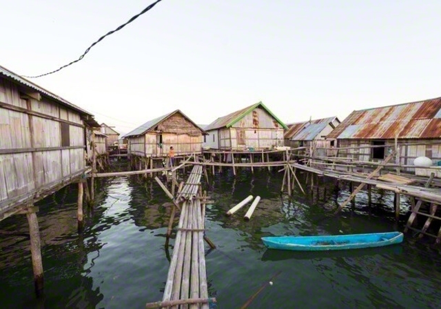 インドネシアの水上集落。1万超の島からなる同国には、伝統的な生活様式が根付く（ゆーせー/PIXTA）
