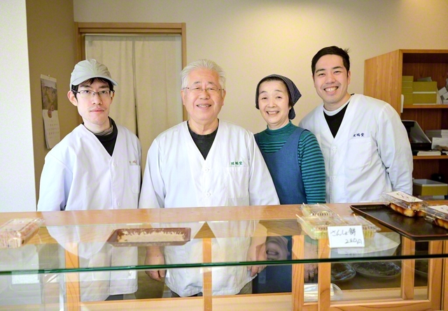家族が力を合わせて、老舗の味を守り抜く（右から三男・孝大さん、妻・さかえさん、北川さん、四男・幸志郎さん）