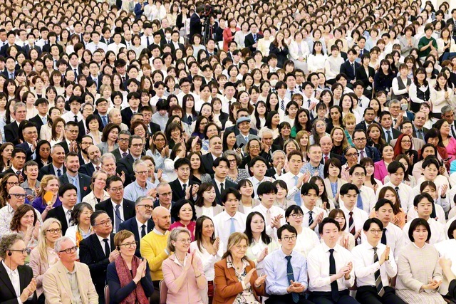 本部幹部会では、世界60カ国・地域の地涌の同志と共に、平和実現への対話拡大を誓い合った（18日、東京戸田記念講堂で）