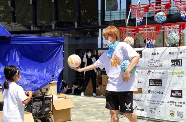 オリジナルのリングを使った、シュート体験のイベント（2022年6月、愛知で）＝写真:共同通信社
