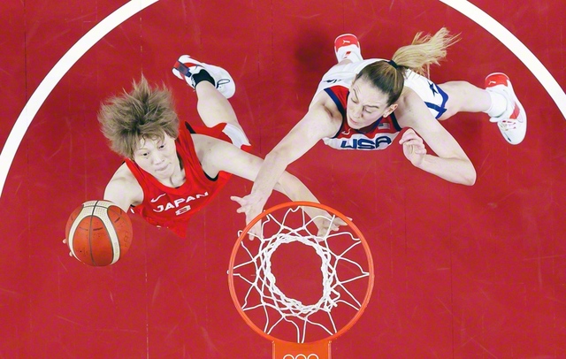 同決勝で、シュートを放つ髙田選手㊧（同）＝写真:共同通信社