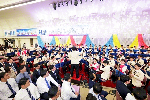 5・3「創価学会母の日」を祝賀して、音楽隊の創価グロリア吹奏楽団、関西吹奏楽団、富士鼓笛隊の創価シャイニングスピリッツが学会歌「母」などを演奏。同歌は本年8月で発表50周年を迎える（同）