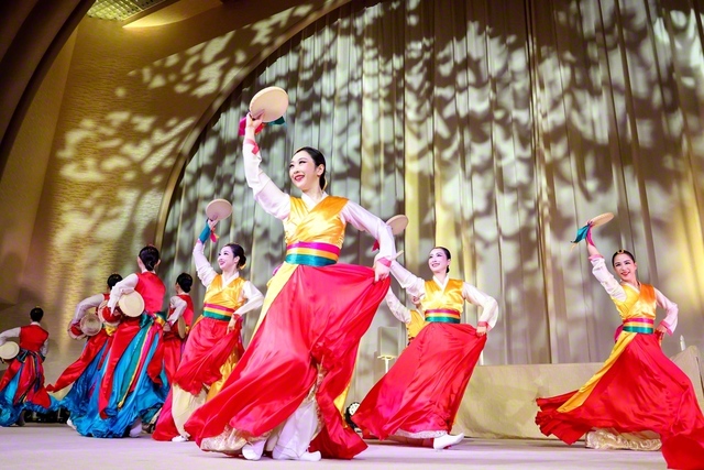 韓国SGIの平和芸術団「蓮（ヨン）」が歓喜と躍動の舞踊を披露。世界の同志に希望と感動を届けた（同）