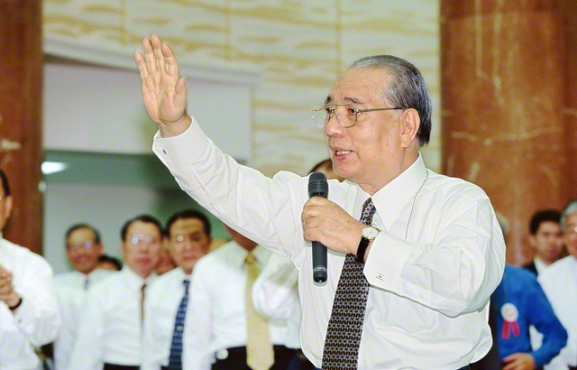 VOD番組「5月3日は永遠勝利の出発点」から。1998年4月の本部幹部会でスピーチする池田先生（東京牧口記念会館で）