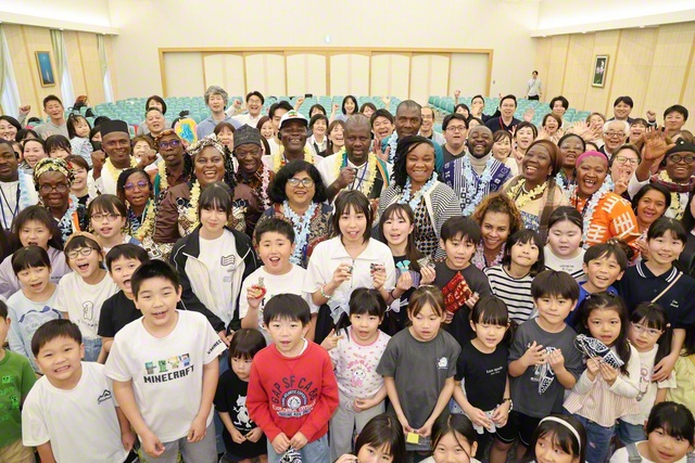 アフリカと北総区の友が記念のカメラに