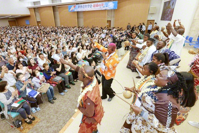 東京・城北池田記念講堂の交歓会で、アフリカの友がパフォーマンス。茶道体験も行われ、北総区の代表が真心のお茶を振る舞った