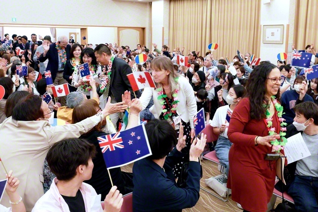 「ウエルカム　トゥ　イズミ！」――神奈川・泉区の友が、世界広布へ共に進む北米・オセアニアの同志を温かく歓迎し、笑顔の花が咲いた（横浜泉文化会館で）