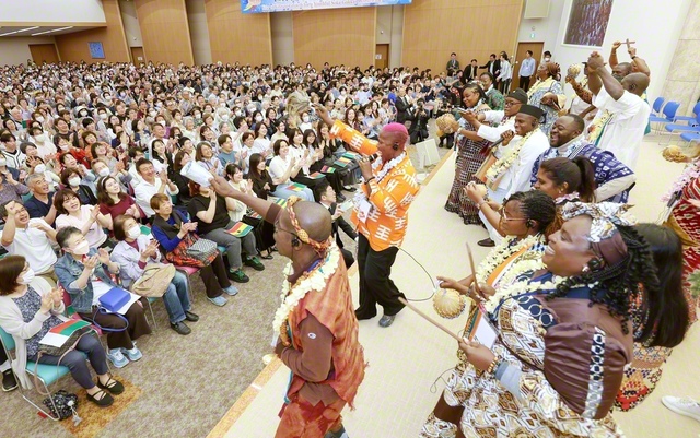 東京・城北池田記念講堂の交歓会で、アフリカの友がパフォーマンス。茶道体験も行われ、北総区の代表が真心のお茶を振る舞った