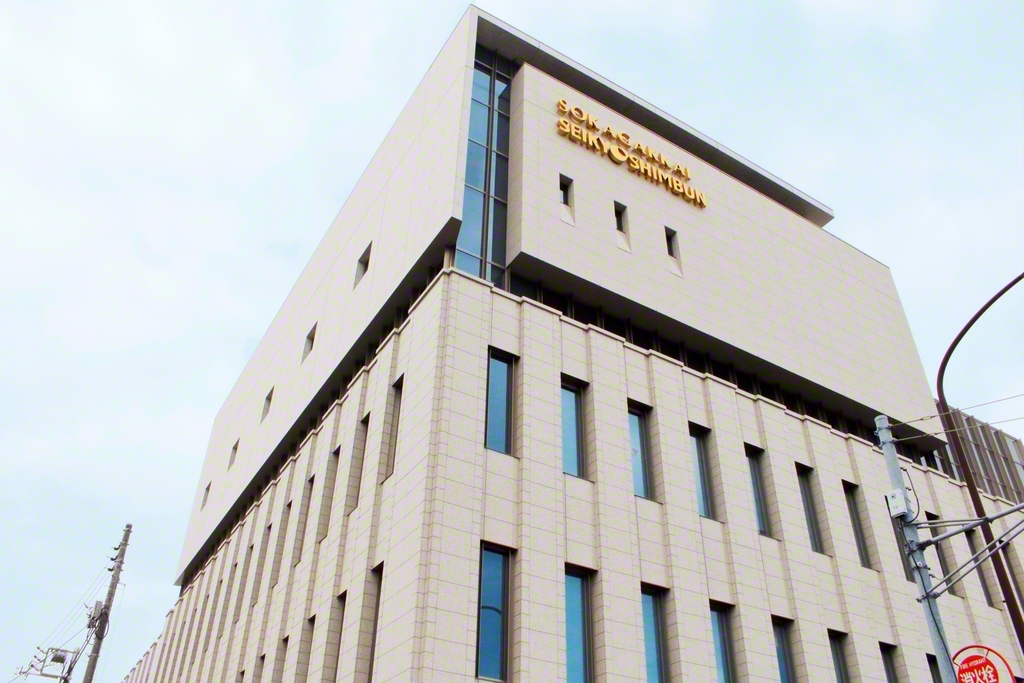 池田先生が撮影した世界聖教会館（2019年9月、東京・信濃町で）。「『生命凱歌』の言論城」たる聖教は、世界へ人間主義の希望の哲学を発信し続ける