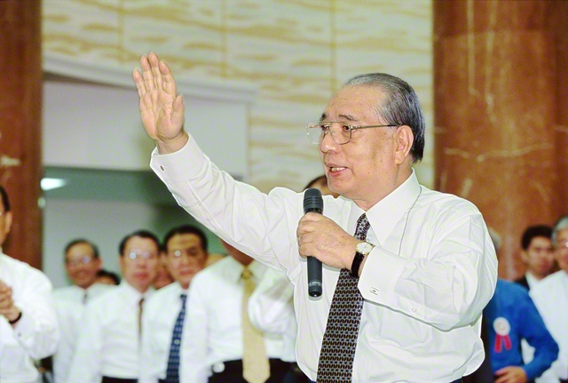 VOD番組「5月3日は永遠勝利の出発点」から。1998年4月の本部幹部会でスピーチする池田先生（東京牧口記念会館で）