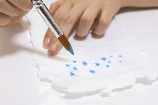 手作りの和紙に色づけ