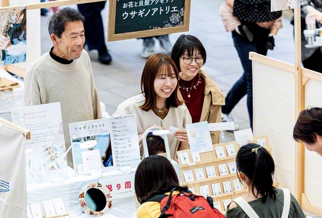 出店時、両親も応援に駆け付けた（左から父・正信さん、裕子さん、母・貴子さん）