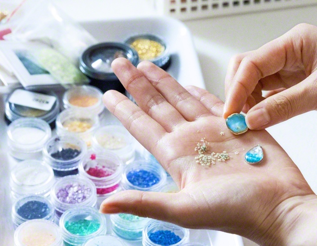 本物の花びらや貝殻を詰め込む