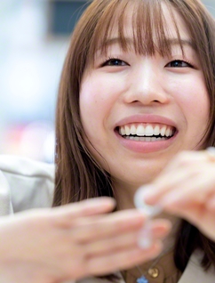 「私の作品が誰かの希望になるのなら、頑張れちゃいます」と裕子さん。明るい笑顔に人が集まる