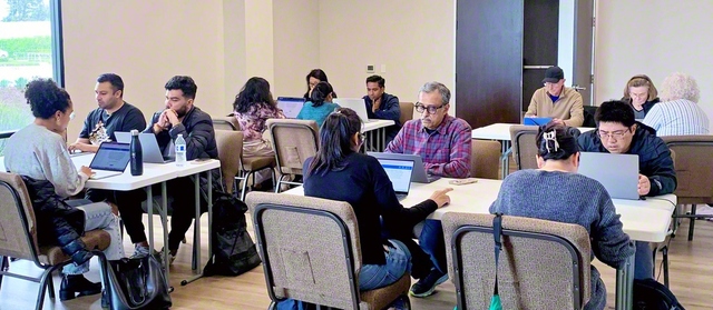 真剣な表情で試験に挑むアメリカSGIの友（11日、カリフォルニア州のシリコンバレー会館で）