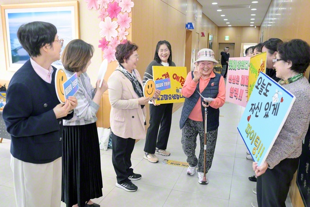 韓国の恩平希望文化会館では、同志がプラカードなどを掲げ、受験者を応援