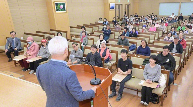 韓国全土で行われた教学部初級試験。恩平希望文化会館では、金仁洙理事長が受験者や支え続けた同志の奮闘をたたえた（5日）