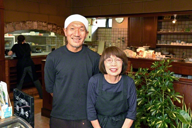 昼時はいつも満席。長谷川さん㊧と母・田美世さんの笑顔が来店客を包み込む
