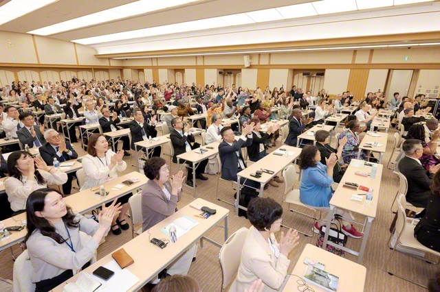 SGI春季研修会の修了式。世界広布の誓願の旗を高く掲げ、さらなる前進を開始することを約し合った（同）