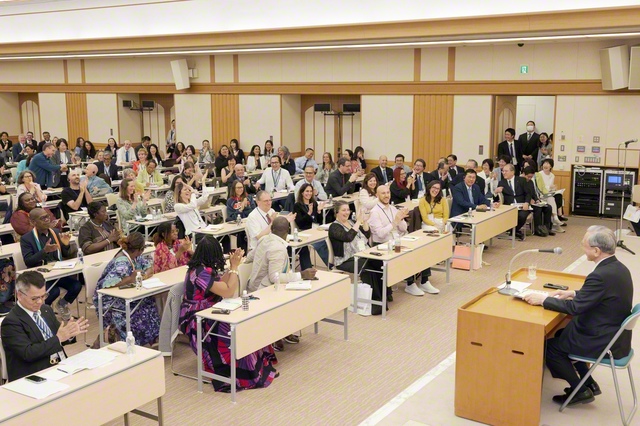 原田会長によるSGI春季研修会参加者への指導会。求道心に満ちた質問が相次いだ（金舞会館で）