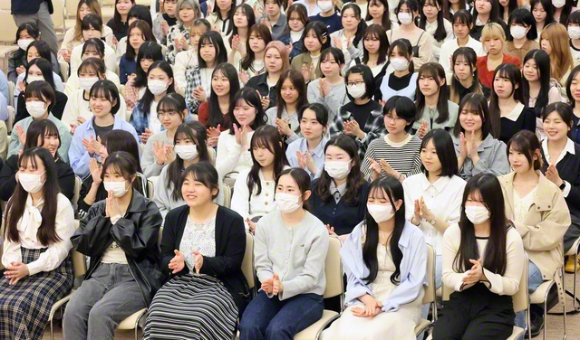 首都圏女子学生部の新入生歓迎部員会。部歌「勝利の青春」を合唱した（金舞会館で）