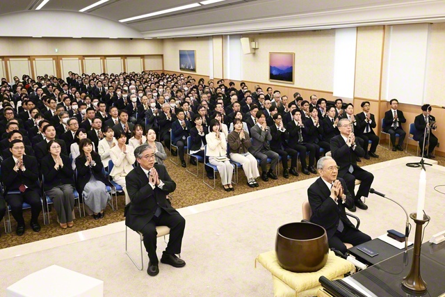 聖教新聞創刊75周年の記念勤行会。原田会長の導師で勤行・唱題し、社歌「輝け！　聖教城」を合唱した（世界聖教会館で）