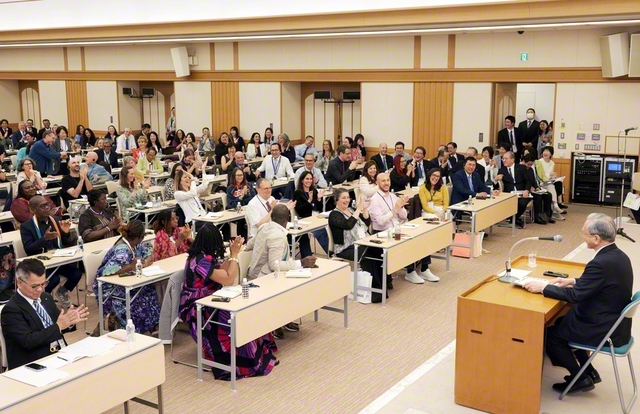 原田会長によるSGI春季研修会参加者への指導会。求道心に満ちた質問が相次いだ（金舞会館で）