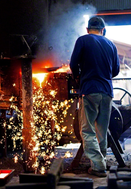 火の粉を前に汗が背を伝う。ここが生きる現場