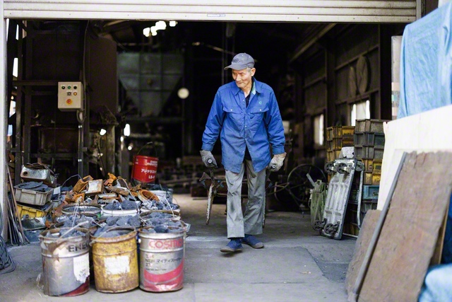 父・喜美さん。黙って、ひたすらに作業する