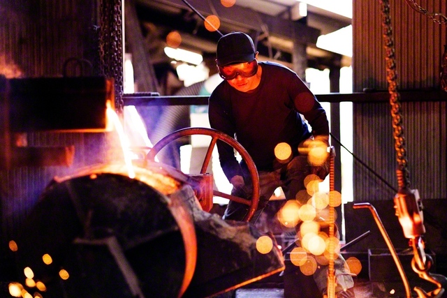 キューポラに全身全霊でぶつかる井上さん。灼熱が舞う中、“湯”の状態を確かめる