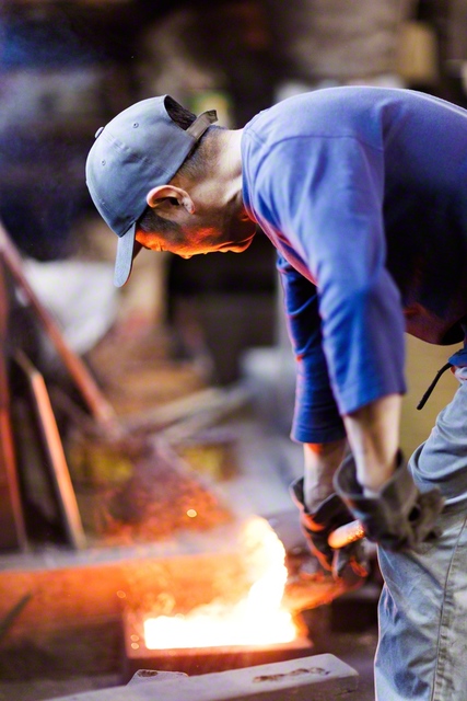 作業中、火の粉が飛んでくる。「けがはつきもの」と