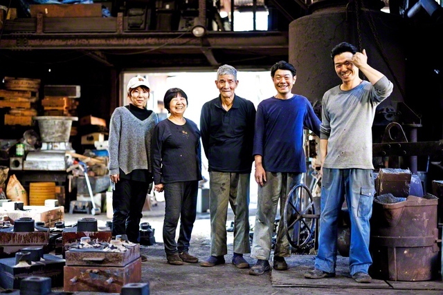 多気郡明和町にある「井上鋳造所」。両親の背中を見て育った3人が工場を家族で守っている（右から、弟・浩さん、井上さん、父・喜美さん、母・貴美さん、妹・水谷瑛美さん）