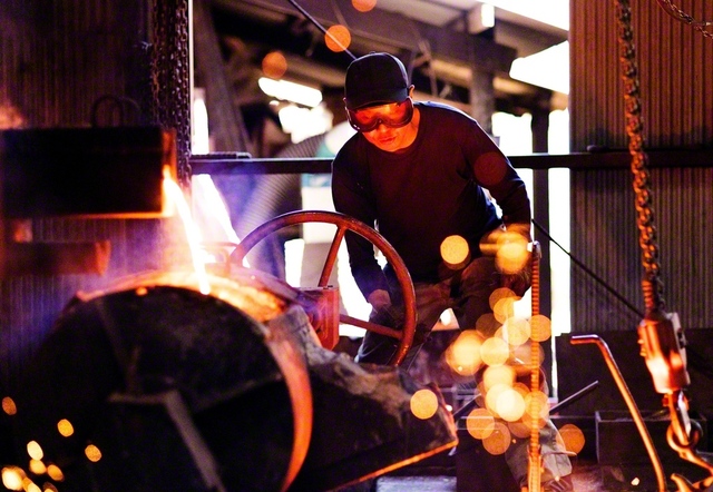 キューポラに全身全霊でぶつかる井上さん。灼熱が舞う中、“湯”の状態を確かめる