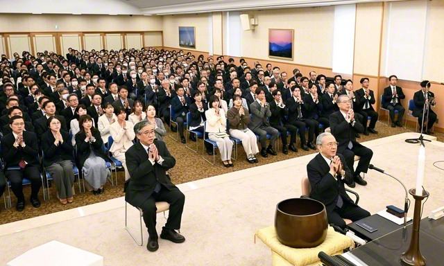 聖教新聞創刊75周年の記念勤行会。原田会長の導師で勤行・唱題し、社歌「輝け！　聖教城」を合唱した（世界聖教会館で）