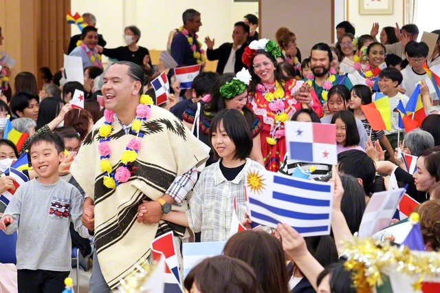 「ビエンベニードス！（ようこそ）」――埼玉・志木文化会館では、中南米からの遠来の友をスペイン語で歓迎。折り紙や硬筆など日本文化の体験を行った