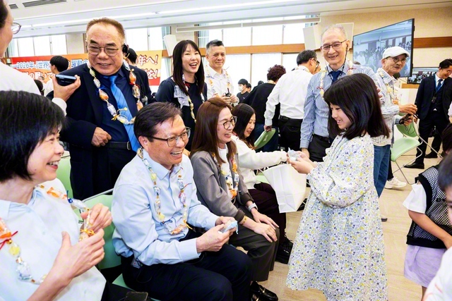 にぎやかな笑顔に包まれた東京・練馬文化会館の集い。「皆で一緒にやりましょう！」――体を動かし、歌を歌う台湾の「帯動唱（ダイドンチャン）」を参加者全員で行った