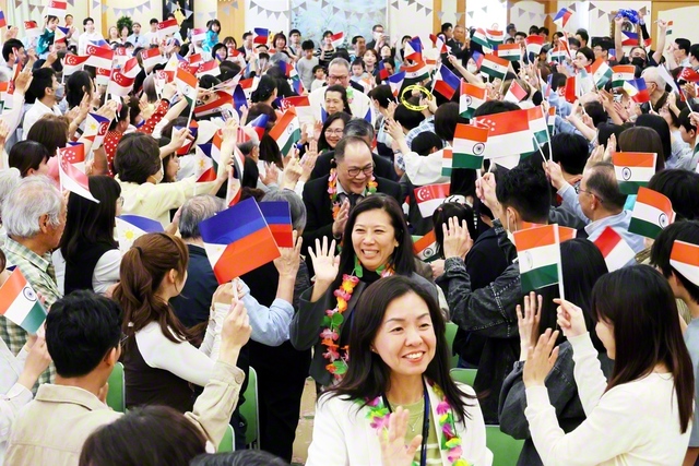 東京・小金井総区少年少女部の「つばさ合唱団」が遠来の友を歓迎。東南・南アジアの友は学会歌「フォーエバー・センセイ（今日も元気で）」を熱唱した（国分寺平和会館で）