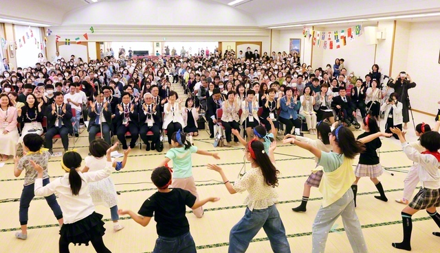 韓国の友を迎えた多摩文化会館の集いでは、神奈川・多摩総区の「21世紀少年少女合唱団」が人気曲に合わせてリズミカルにダンス。相原幸枝さん・龍之介さん親子が信仰体験を披露した