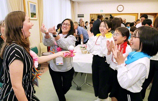 東京・武蔵野総区少年少女部の「星の王子王女合唱団」と欧州の友が交流。参加者からは「求道心あふれる姿に世界広布の息吹を感じました」などの声が寄せられた（三鷹平和会館で）