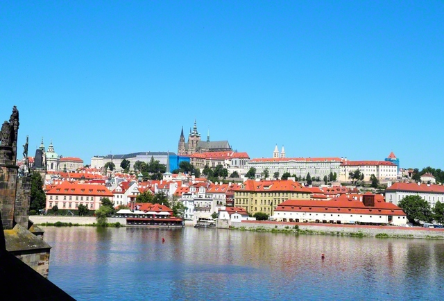チェコ・プラハの市街地を流れるモルダウ川。対岸にはプラハ城が