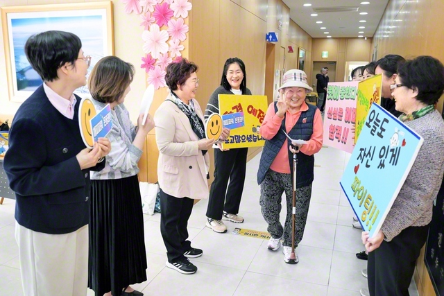 韓国の恩平希望文化会館では、同志がプラカードなどを掲げ、受験者を応援