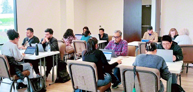 真剣な表情で試験に挑むアメリカSGIの友（11日、カリフォルニア州のシリコンバレー会館で）