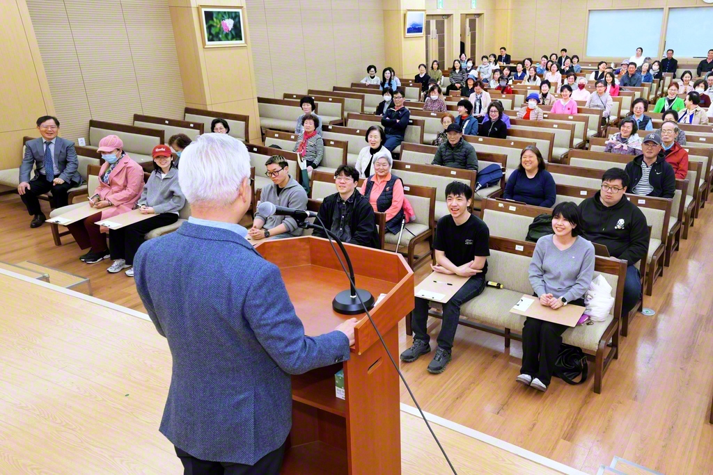 韓国全土で行われた教学部初級試験。金仁洙理事長が受験者や支え続けた同志の奮闘をたたえた（5日、恩平希望文化会館で）