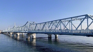 今年、開通70年を迎えた「衣浦大橋」。愛知県半田市と高浜市を結び、県の物流の要衝として役割を果たしている＝愛知・石川博三通信員