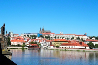 チェコ・プラハの市街地を流れるモルダウ川。対岸にはプラハ城が