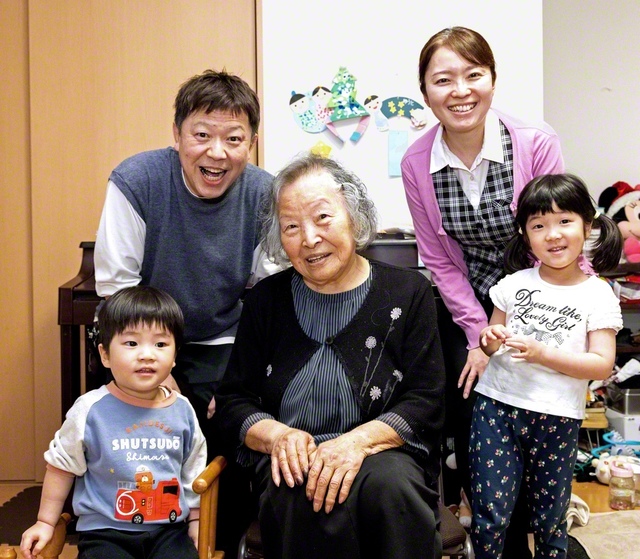 「今が一番幸せです」。家族と笑顔で（後列左から時計回りに次男・惣士さん、次男の妻・照子さん、孫・結衣さん、中山さん、孫・悠翔くん）