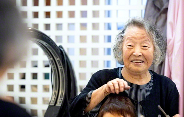 「仕事してない自分なんて想像できないのよ」。美容師は「天職」と中山さん