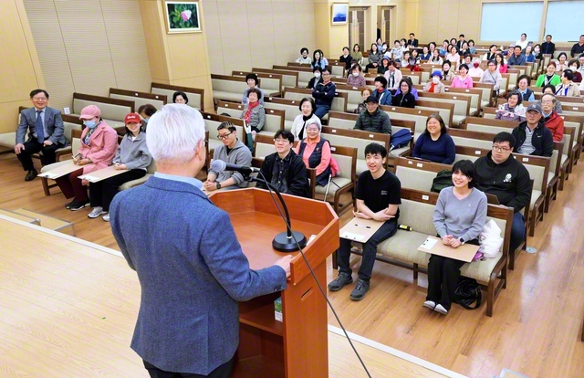 韓国全土で行われた教学部初級試験。金仁洙理事長が受験者や支え続けた同志の奮闘をたたえた（5日、恩平希望文化会館で）
