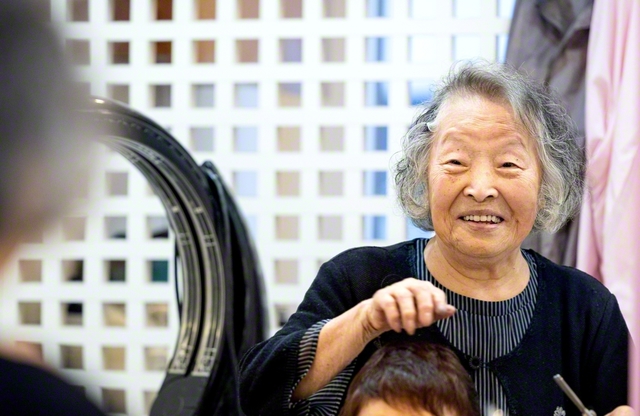 「仕事してない自分なんて想像できないのよ」。美容師は「天職」と中山さん